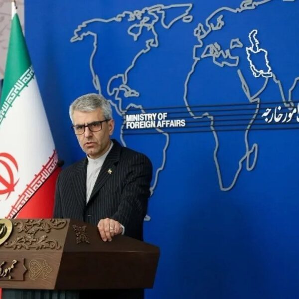 Advertencia de Irán: Bloqueo en el estrecho de Ormuz amenaza el alto al fuego