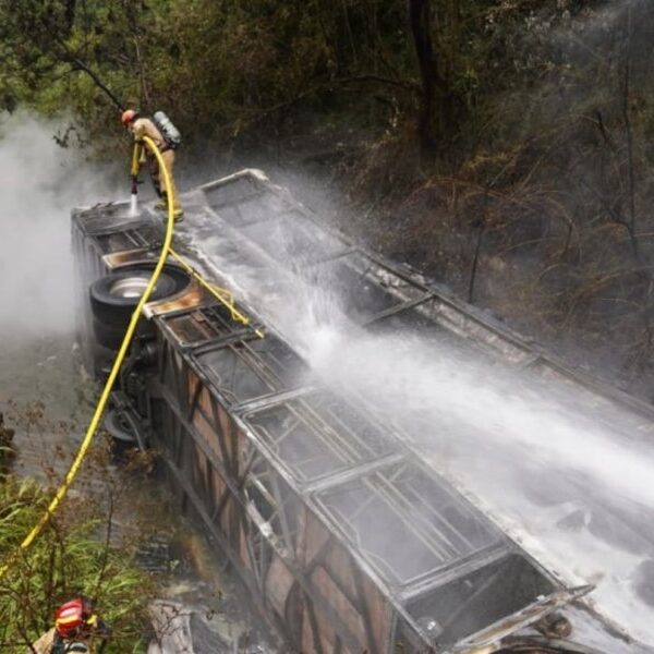 Tragedia en Ecuador: Al menos 14 muertos tras el desbarranco e incendio de un colectivo