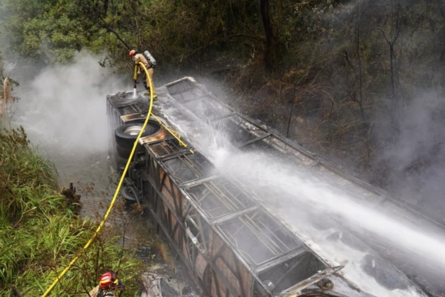 Tragedia en Ecuador: Al menos 14 muertos tras el desbarranco e incendio de un colectivo Tragedia en Ecuador: Al menos 14 muertos tras el desbarranco e incendio de un colectivo