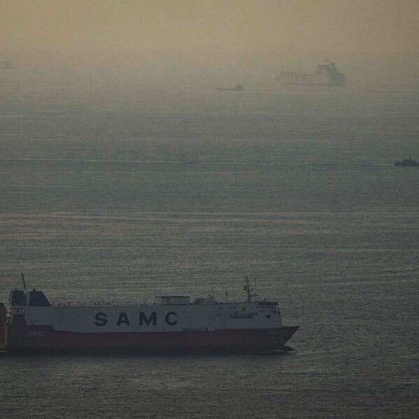 Irán reabre el estrecho de Ormuz y el petróleo se desploma un 10%