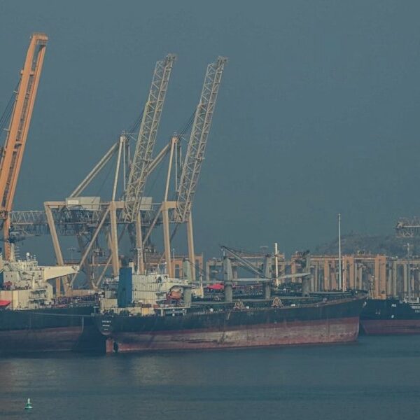 Irán redobla la tensión tras cerrar Ormuz: «Estamos preparados para derrotar a EE.UU»