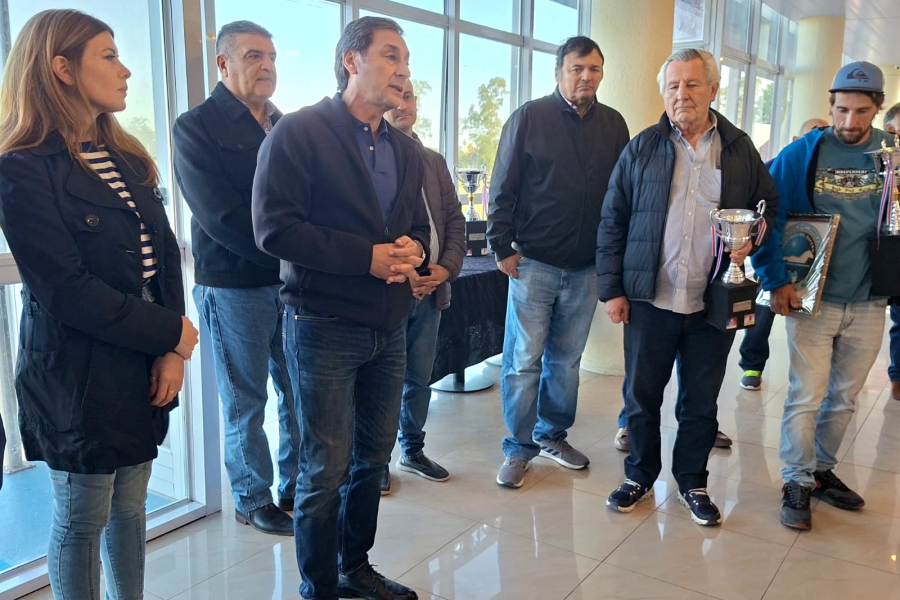 Silva Neder entregó el premio al ganador del Clásico Autonomía Provincial en el hipódromo local