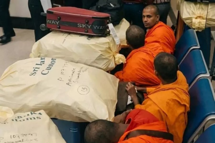 Arrestaron a 22 monjes budistas con más de 110 kilos de droga en sus valijas