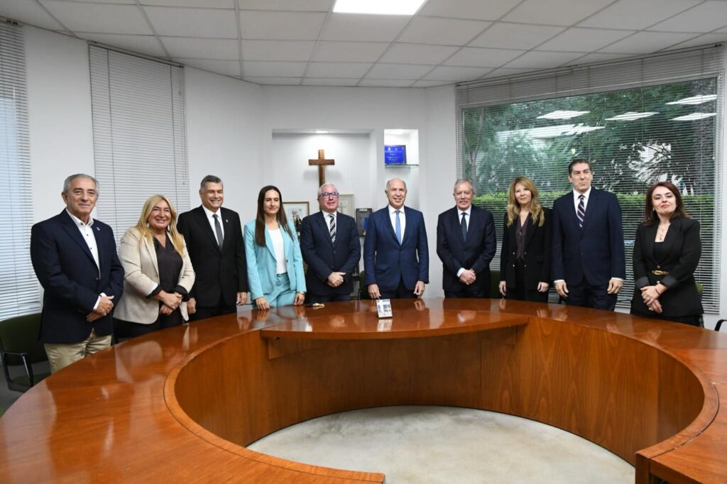 El gobernador Elías Suárez participó en la presentación del nuevo libro de Ricardo Lorenzetti El gobernador Elías Suárez participó en la presentación del nuevo libro de Ricardo Lorenzetti