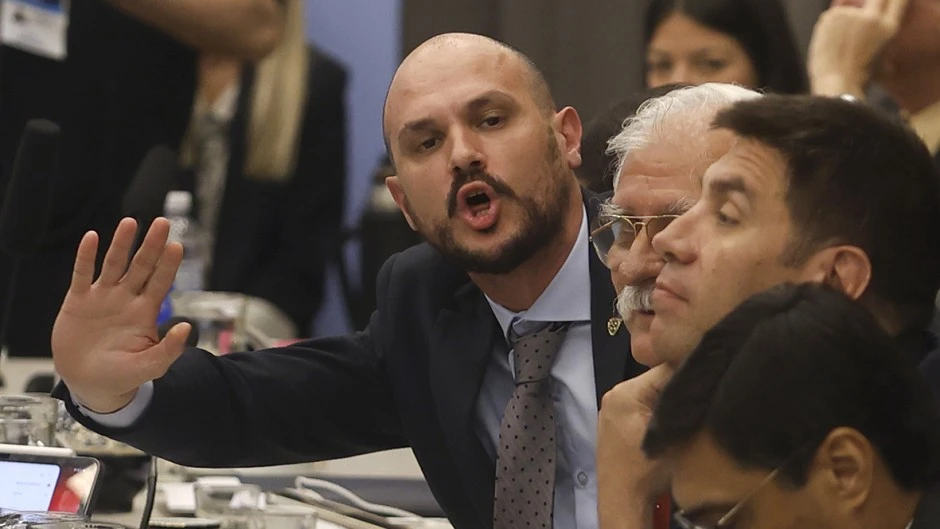 El libertario Santurio pasó de manejar un Uber a comprarse una casa de USD 300 mil con un crédito del Banco Nación El libertario Santurio pasó de manejar un Uber a comprarse una casa de USD 300 mil con un crédito del Banco Nación