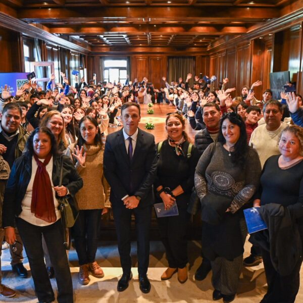Alumnos de Avellaneda, Juan Felipe Ibarra y Choya visitaron Casa de Gobierno