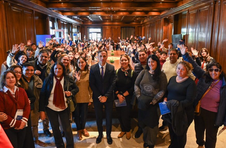 Alumnos de Avellaneda, Juan Felipe Ibarra y Choya visitaron Casa de Gobierno