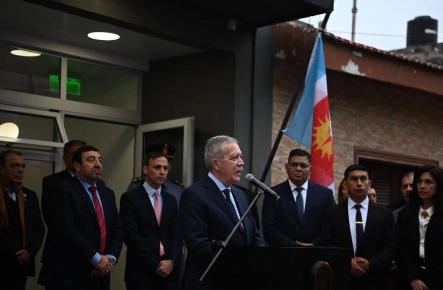 Elías Suárez inauguró la nueva Comisaría N°13 y entregró viviendas sociales a familias bandeñas