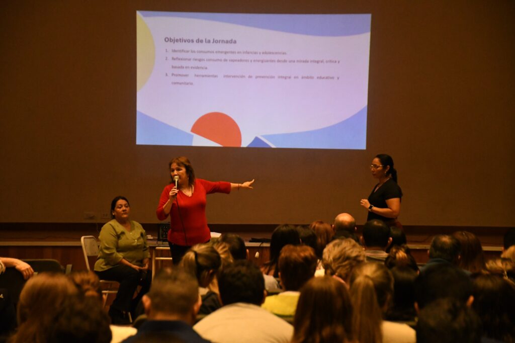 Capacitan a docentes en prevención con eje en vapeadores y energizantes