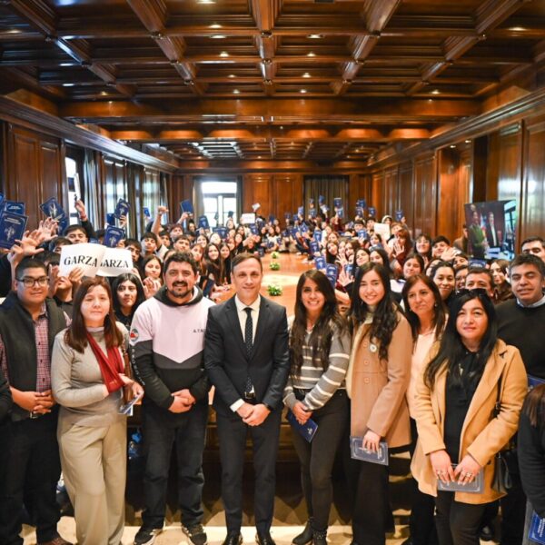 El Jefe de Gabinete recibió en Casa de Gobierno a alumnos de los departamentos Sarmiento, Atamisqui y Quebrachos