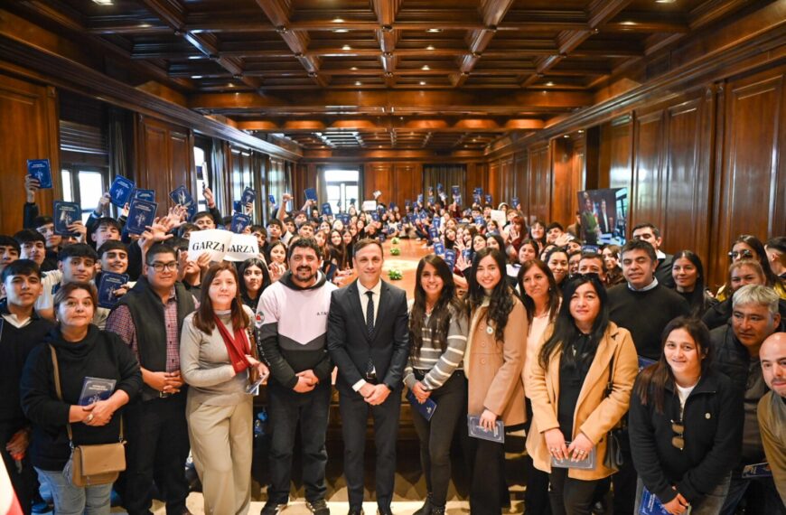 El Jefe de Gabinete recibió en Casa de Gobierno a alumnos de los departamentos Sarmiento, Atamisqui y Quebrachos