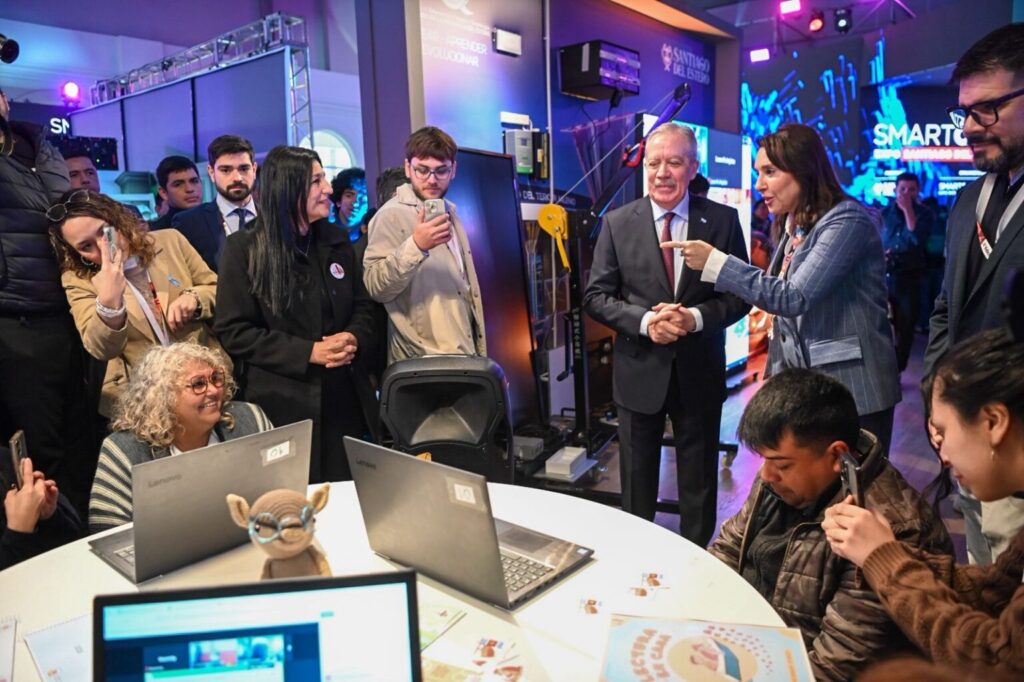 El Gobernador Elías Suárez participó en el Smart City de una charla virtual con docentes de toda la provincia