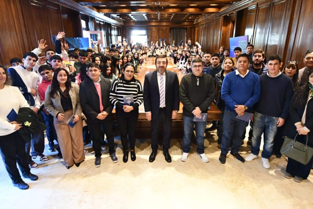 Alumnos de los departamentos San Martín, Avellaneda y Figueroa conocieron Casa de Gobierno Alumnos de los departamentos San Martín, Avellaneda y Figueroa conocieron Casa de Gobierno