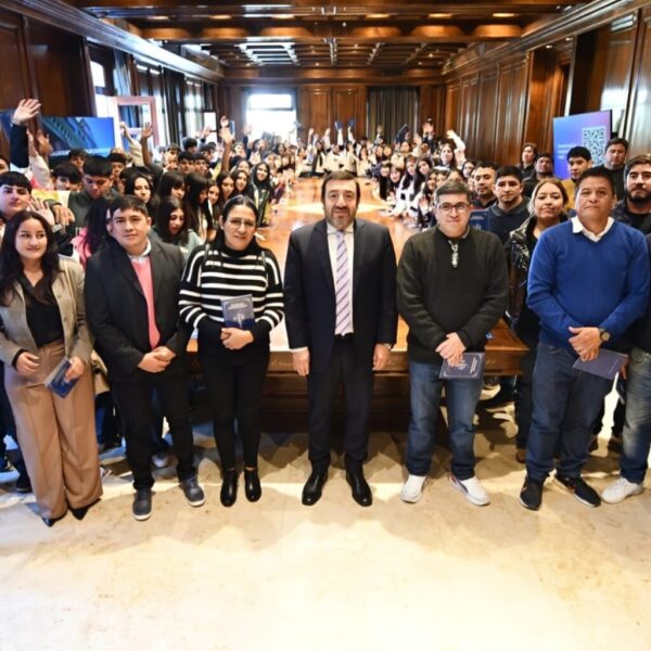 Alumnos de los departamentos San Martín, Avellaneda y Figueroa conocieron Casa de Gobierno
