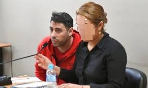 Escándalo en la Comisaría 4ª: Abogada detenida tras intentar pasarle cocaína a un preso en la boca