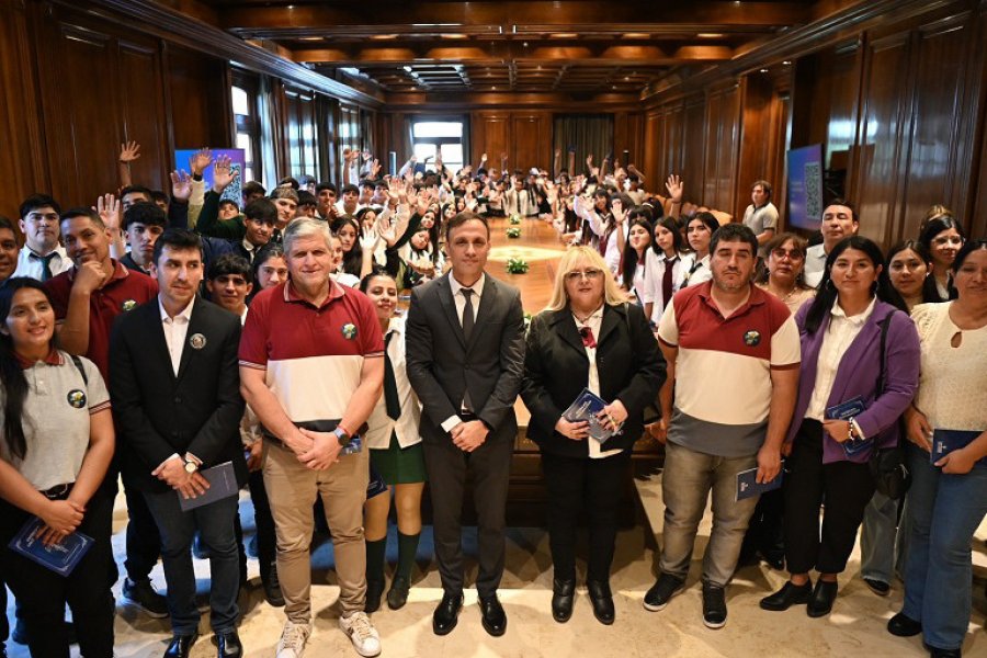 El jefe de Gabinete recibió a alumnos de los departamentos Pellegrini y Loreto