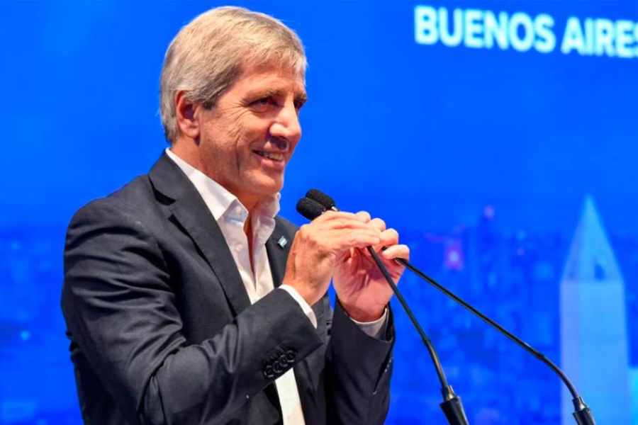 Caputo dijo que el riesgo país no baja debido al «riesgo kuka» y defendió a Manuel Adorni