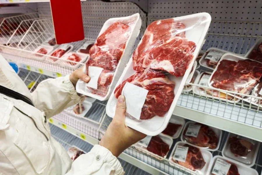 La carne y la indumentaria lideran el encarecimiento en dólares de la economía argentina