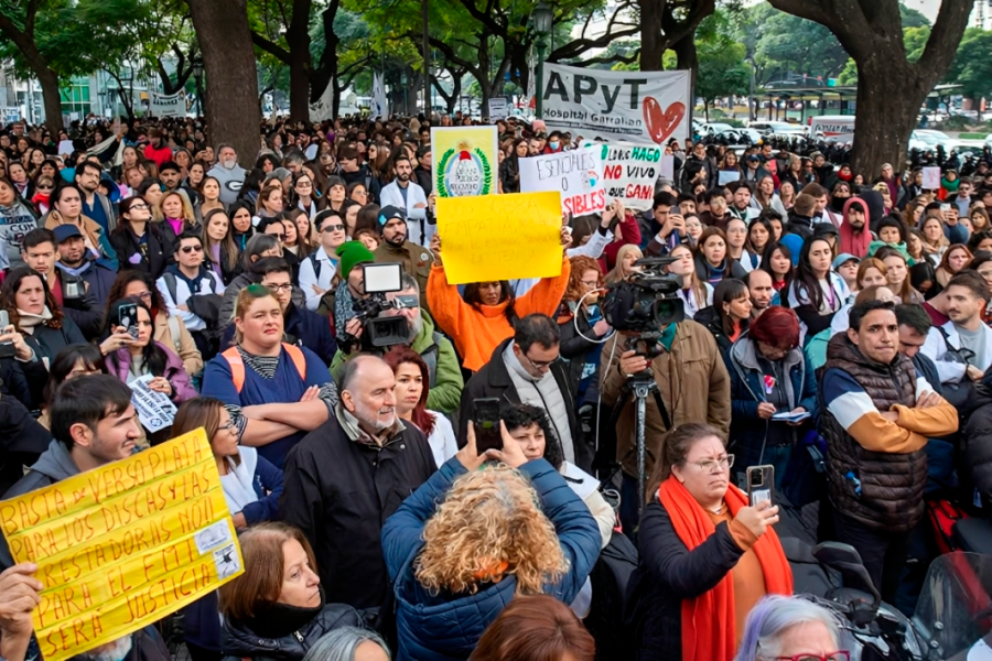 Marcha Federal en Defensa de la Salud Publica contra el ajuste presupuestario del Gobierno nacional