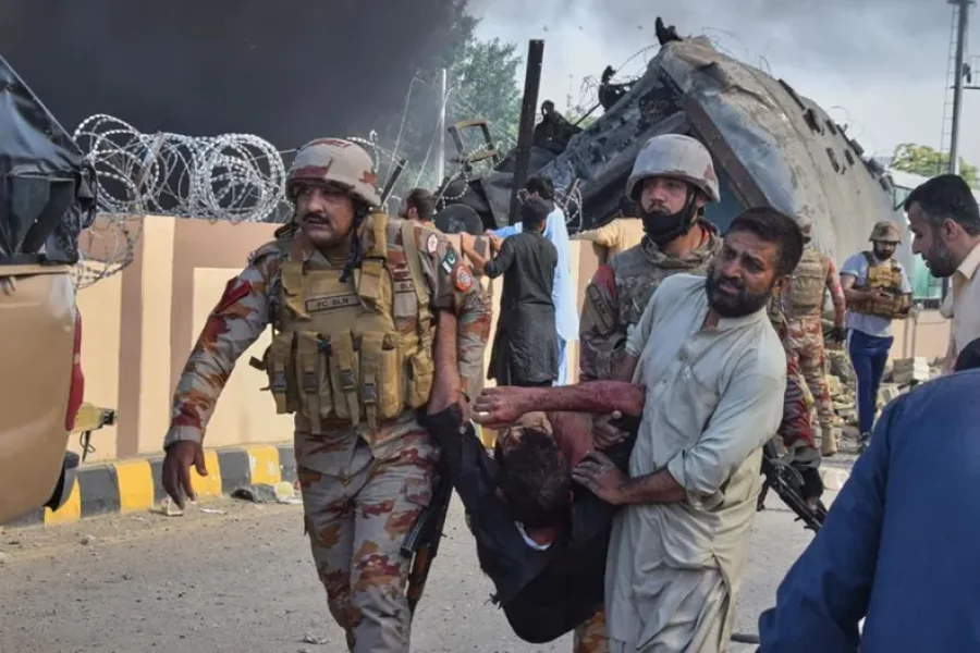 Ataque terrorista a un tren militar en Pakistán dejó al menos 24 muertos Ataque terrorista a un tren militar en Pakistán dejó al menos 24 muertos