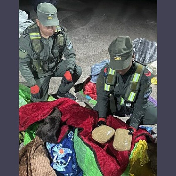 Detectaron 12 kilos de cocaína ocultos entre las mantas de la pasajera de un colectivo