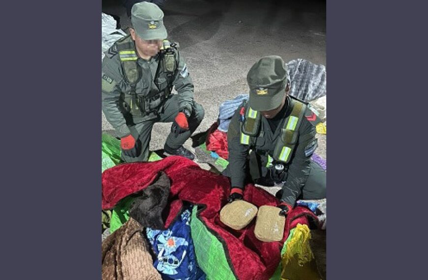 Detectaron 12 kilos de cocaína ocultos entre las mantas de la pasajera de un colectivo