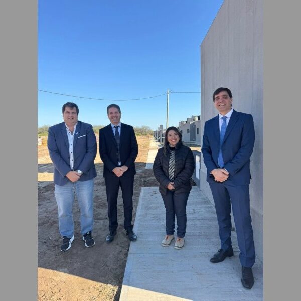 Jorge Mukdise recorrió el avance de las viviendas del barrio “Pacto de Vinará” en Las Termas
