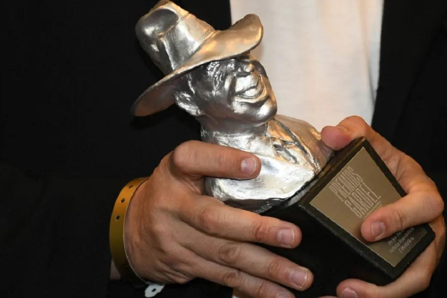 Cazzu se llevó el Gardel de Oro y Los Arcanos del Desierto dejaron a Santiago del Estero en lo más alto de la música