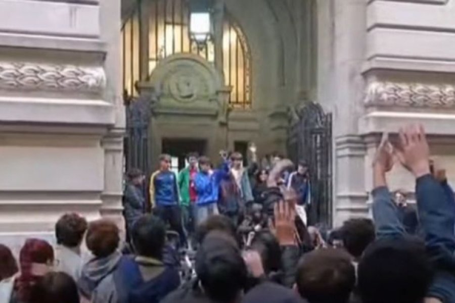 Alumnos del Nacional de Buenos Aires y el Carlos Pellegrini votaron la toma por tiempo indeterminado en defensa del presupuesto educativo Alumnos del Nacional de Buenos Aires y el Carlos Pellegrini votaron la toma por tiempo indeterminado en defensa del presupuesto educativo