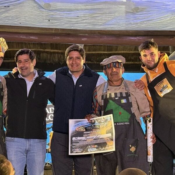 Premian a los ganadores del IX Concurso Nacional de Asado con Cuero y Locro