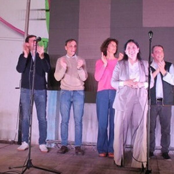 Yanina Iturre oficializó su campaña para la intendencia de Fernández con un masivo acto en el Club Sportivo