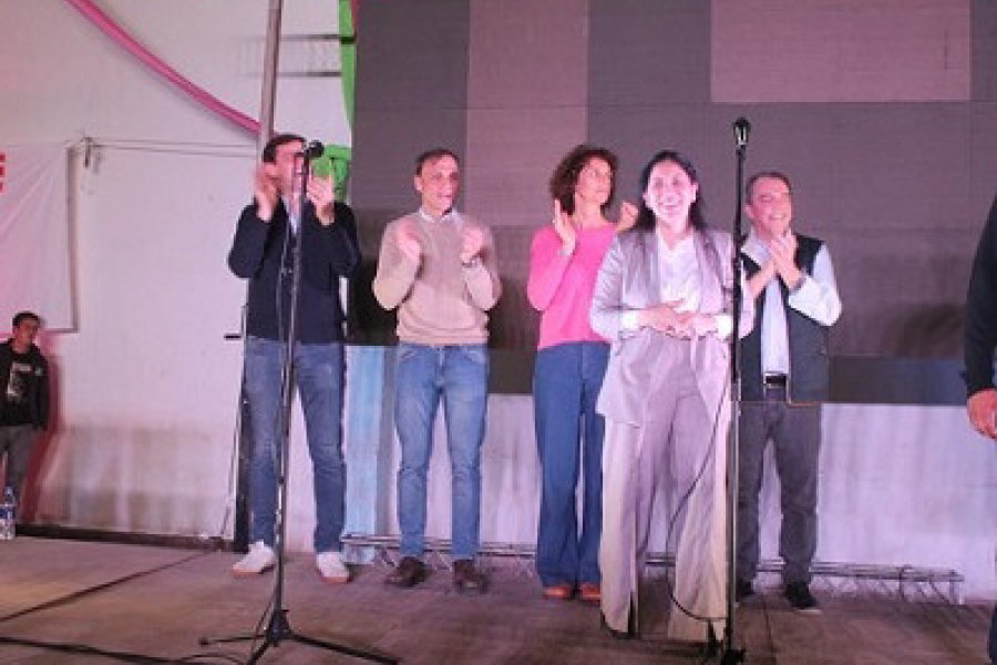 Yanina Iturre oficializó su campaña para la intendencia de Fernández con un masivo acto en el Club Sportivo Yanina Iturre oficializó su campaña para la intendencia de Fernández con un masivo acto en el Club Sportivo