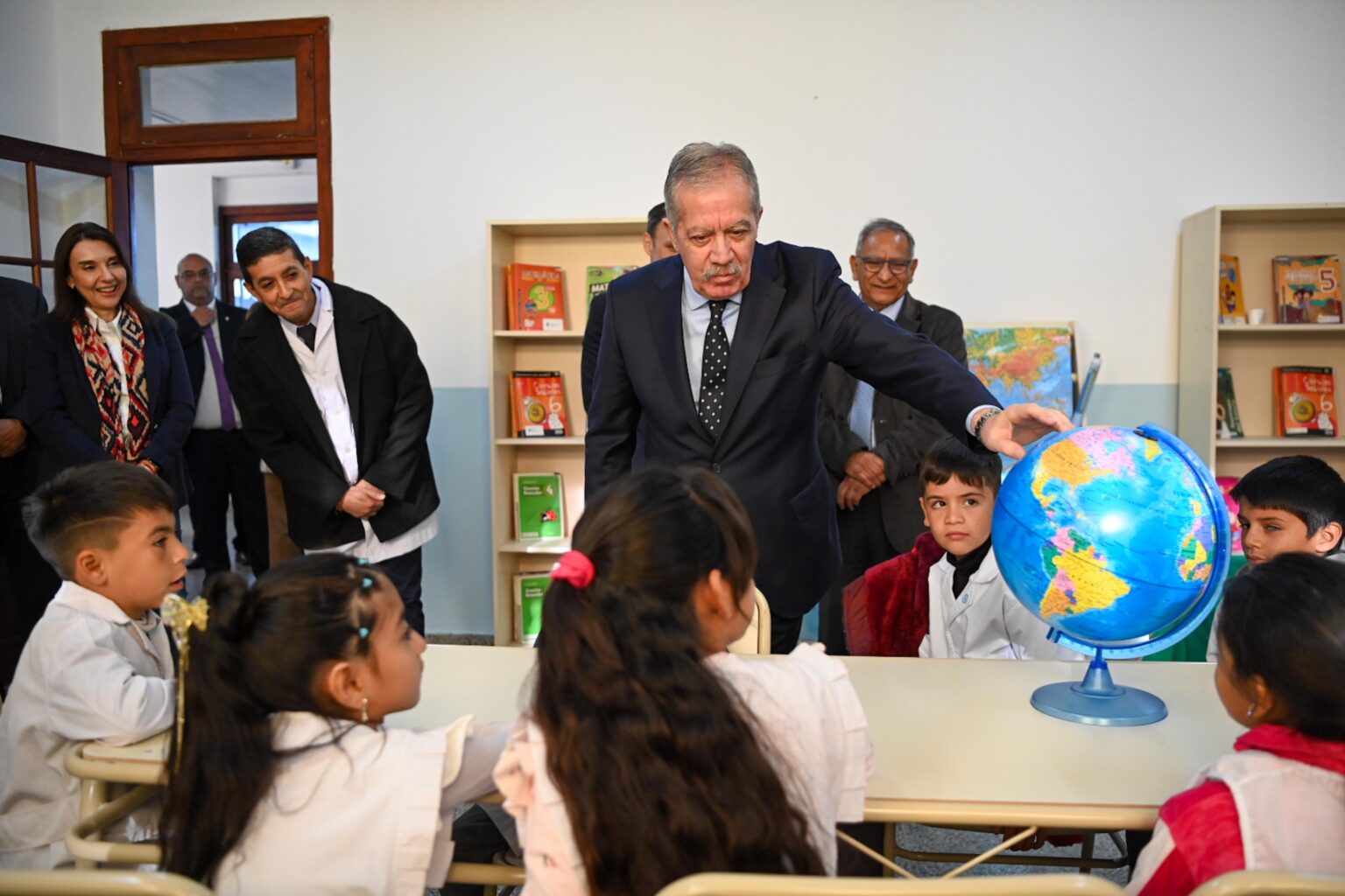 El Gobernador inauguró obras en la Escuela N° 490 y en el Jardín de Infantes Anexo de Puesto Suárez