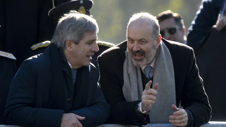 Caputo y Sturzenegger furiosos con Adorni porque los arrastró al barro y hunde la ley de alivio fiscal