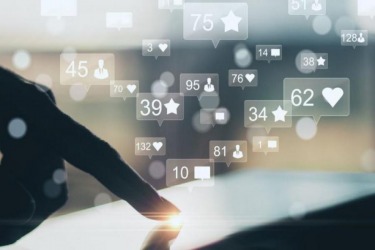 Apoyo del gobierno del Reino Unido a la restricción legal de acceso a redes sociales para menores de dieciséis años