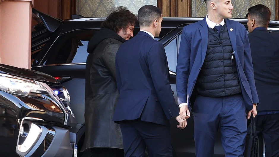 Milei culpa a Macri por la caída de Adorni y promete venganza