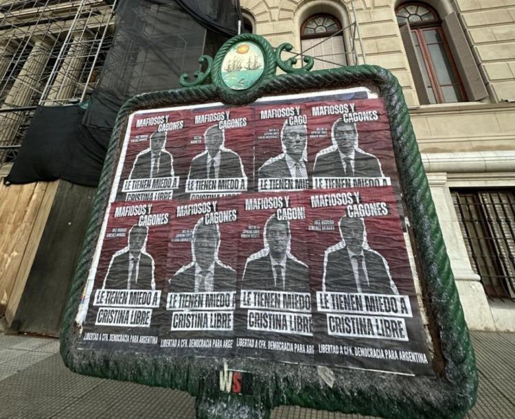 Una masiva intervención callejera con carteles críticos hacia los jueces de la Corte Suprema cubrió el mobiliario urbano en las inmediaciones del Palacio de Justicia