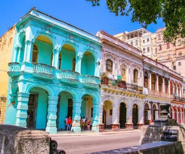 Cuba aprobó una histórica reforma de 176 medidas económicas que autoriza la banca privada y flexibiliza el capital en las empresas estatales