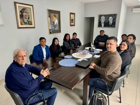 Reunión de José Emilio Neder con integrantes del Grupo Alfil para analizar proyectos de militancia digital