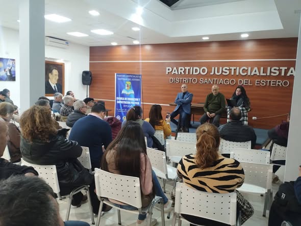 La escuela de formación política del PJ albergó un coloquio centrado en la historia del peronismo santiagueño durante los años noventa