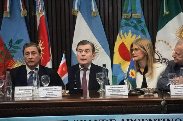 El senador nacional analizó la coyuntura económica en el marco del Parlamento del Norte Grande y reclamó al Ejecutivo central una revisión de los recortes a las provincias