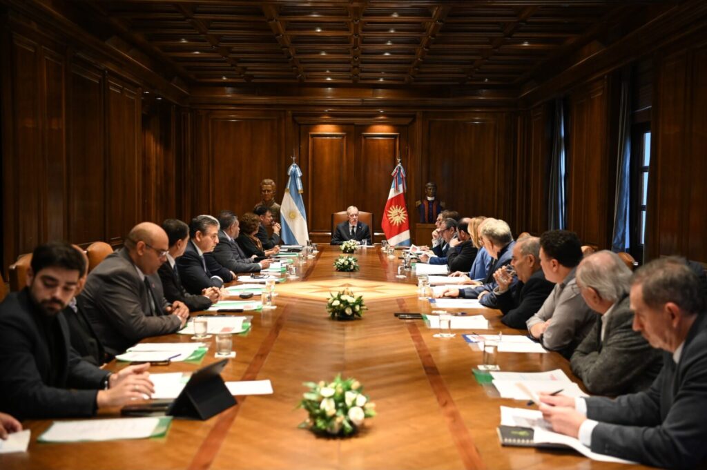 El Gobernador Suárez anunció el cronograma de pagos de aguinaldo, bono extraordinario y haberes El Gobernador Suárez anunció el cronograma de pagos de aguinaldo, bono extraordinario y haberes