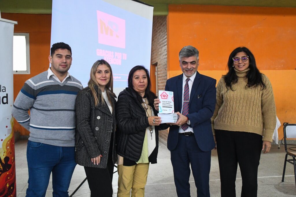 Capacitan a estudiantes y adultos sobre ciudadanía digital y prevención de riesgos en internet Capacitan a estudiantes y adultos sobre ciudadanía digital y prevención de riesgos en internet