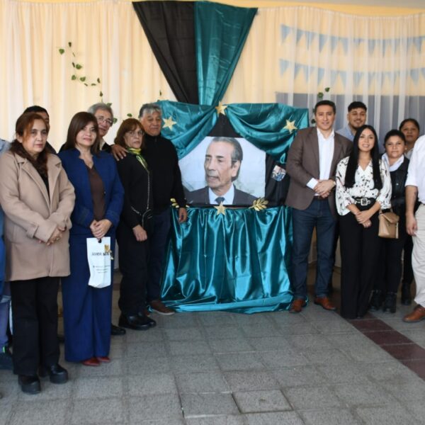 Rinden homenaje al coordinador de “Mis Primeros 1700 días” con su nombre a la biblioteca de la Escuela de La Patria en Loreto