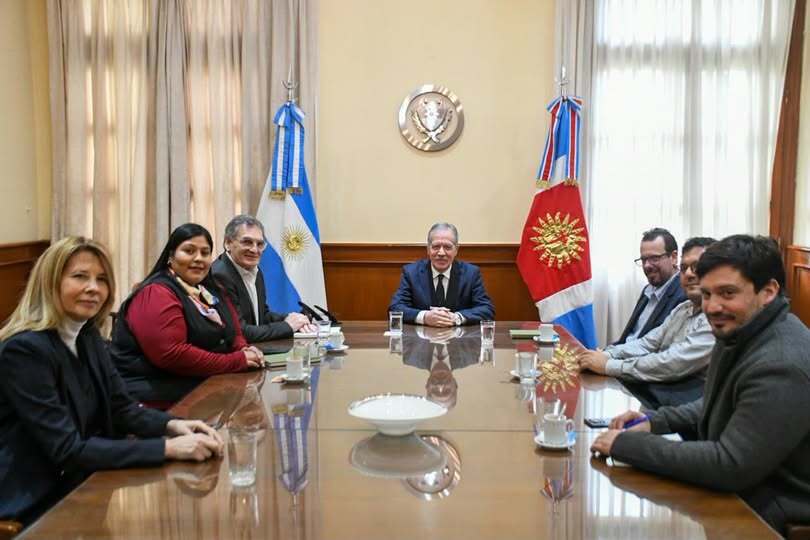 El Gobernador Suárez recibió a autoridades del Instituto Nacional de Asuntos Indigenas El Gobernador Suárez recibió a autoridades del Instituto Nacional de Asuntos Indigenas