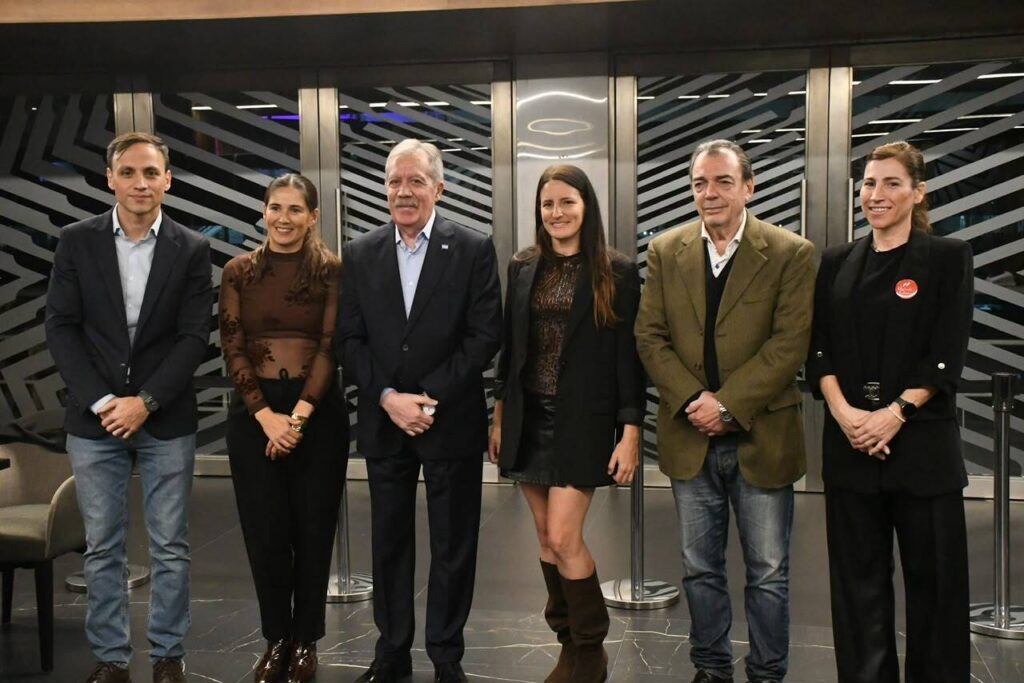 Elías Suárez participó de un cocktail solidario organizado por la Fundación Haciendo Camino Elías Suárez participó de un cocktail solidario organizado por la Fundación Haciendo Camino