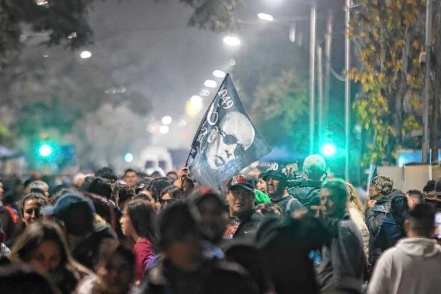 Multitudinaria concentración de fanáticos en Avellaneda a la espera de la apertura del velatorio público del Indio Solari Multitudinaria concentración de fanáticos en Avellaneda a la espera de la apertura del velatorio público del Indio Solari
