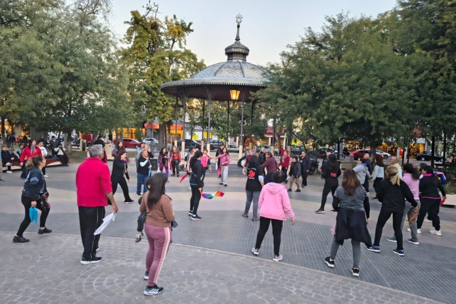 Apertura de clases públicas y gratuitas de danzas folclóricas en la Plaza Libertad de la Capital