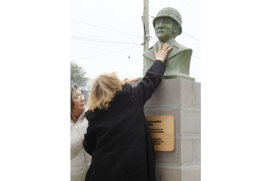 Acto oficial de inauguración de la plaza Julio Saturnino Castillo en la localidad de El Zanjón en homenaje al héroe santiagueño de Malvinas Acto oficial de inauguración de la plaza Julio Saturnino Castillo en la localidad de El Zanjón en homenaje al héroe santiagueño de Malvinas