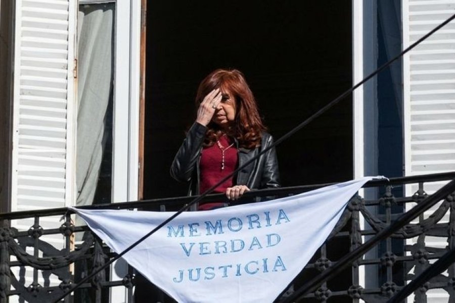 El cortejo fúnebre de Taty Almeida se detuvo frente al domicilio de Cristina Fernández de Kirchner en el marco de los homenajes de despedida